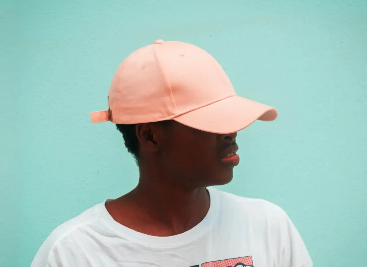 Enfant avec une casquette