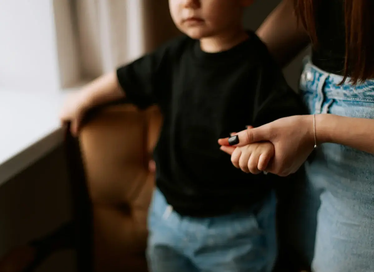 Enfant avec un adulte