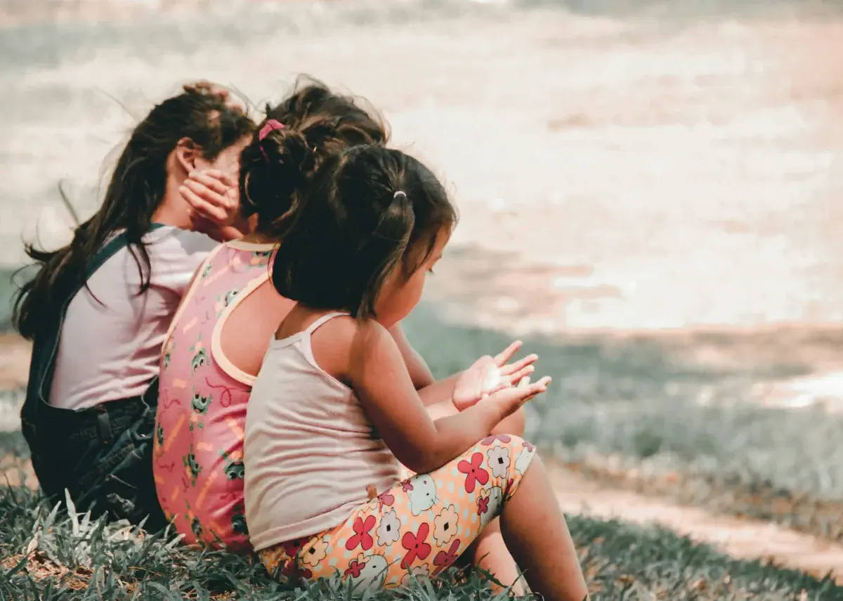 Enfants qui s'assoient